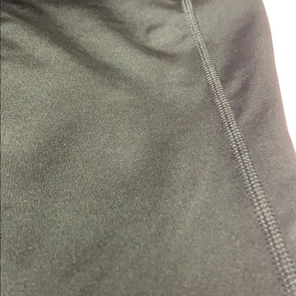 Dry tech leggings with 2 side pockets!! - Picture 6 of 6